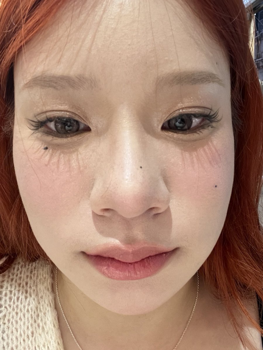 FKYz_'s tweet photo. อย่างนี่ใช้คุชชั่น espoir ตลับแดง ด้วยความเนื้อมันแมทมากเลยแห้ง ละช่วงนั้นนี่ทำหน้าเลเซอร์ต่างๆหน้ามันจะแห้ง ละนี่แต่งหน้าบนเครื่องบินอีกความแห้งคูณ 10 ลอกเป็นขุยเลยดูในรูปได้ พอถึงโรงแรมล้างหน้า มาส์กหน้าก่อนแต่งหน้า เดินฮ่องกงฉ่ำหน้าผิวยังสวยเหมียนเดิม เราว่าของบางอย่างมันไม่ใช่ไม่ดีนะ มันก็ขึ้นอยู่กะสภาพผิว ขึ้นอยู่กะการใช้ด้วยอ่ะ เก็ตม่ะ