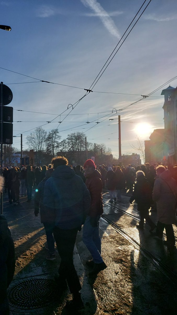 MallonVvp's tweet photo. #hal2001 was war denn hier los? Wir waren 16.000 in Halle gegen die AfD! Auch Ostdeutschland steht auf! https://t.co/BFc6kMQRlf