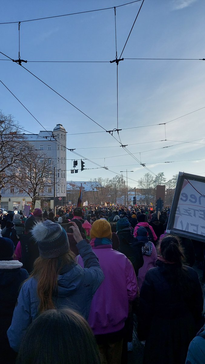 MallonVvp's tweet photo. #hal2001 was war denn hier los? Wir waren 16.000 in Halle gegen die AfD! Auch Ostdeutschland steht auf! https://t.co/BFc6kMQRlf