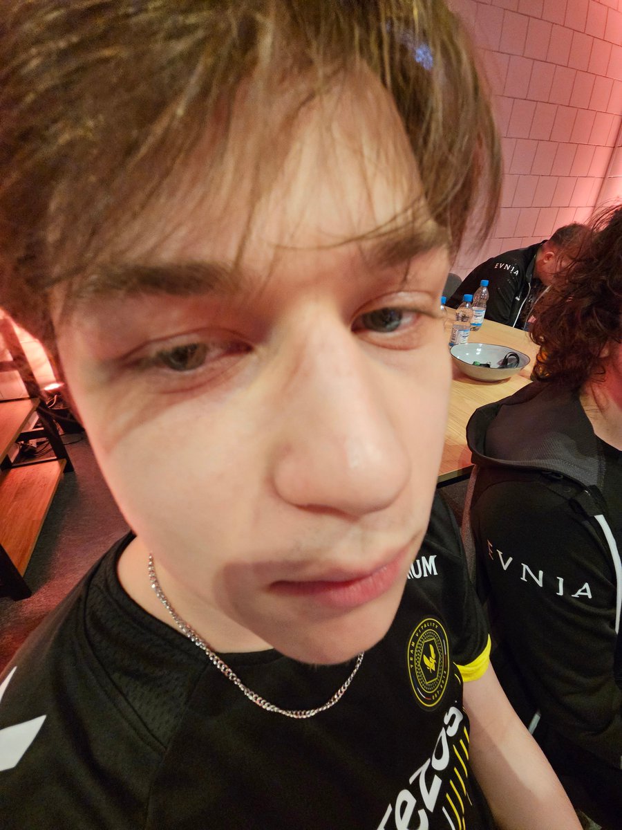 TeamVitality's tweet photo. > pick tank for the team
> outsmart opponent jgl early
> take every drakes
> go forward
> kill
> take nexus

what a game from @Daglas_lol https://t.co/rPoWOEuNAQ