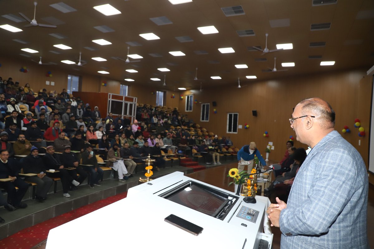 charchachakra's tweet photo. विश्व विद्यालय में एचडी उन्मुखीकरण कार्यक्र�� का आयोजन
https://t.co/auUHJJNsK0
जनवरी 20, 2024 • Kumar dinesh priyaman 
@BJP4UP @DMKanpur @InfoDeptUP @jspbharatvarsh @PIBHindi @iamkishorij @pib @PIB_India @UPGovt @myogioffice https://t.co/761Y7rjYKn