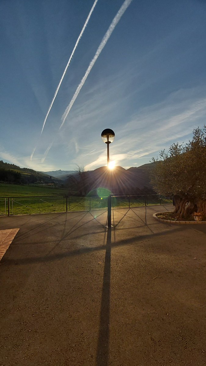 Apez140's tweet image. Un #TimeLap de Atardecer y tu sempiterna #Farola nuestra Muy Querida @currelator junto con nuestros mejores deseos de Alegría y Felicidad Concha.
Abrazos y Besos van...🧚‍♂️😎