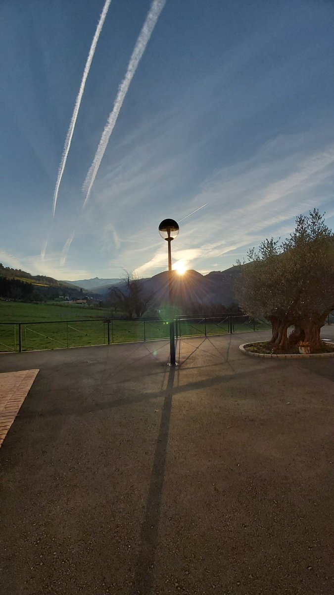 Apez140's tweet image. Un #TimeLap de Atardecer y tu sempiterna #Farola nuestra Muy Querida @currelator junto con nuestros mejores deseos de Alegría y Felicidad Concha.
Abrazos y Besos van...🧚‍♂️😎