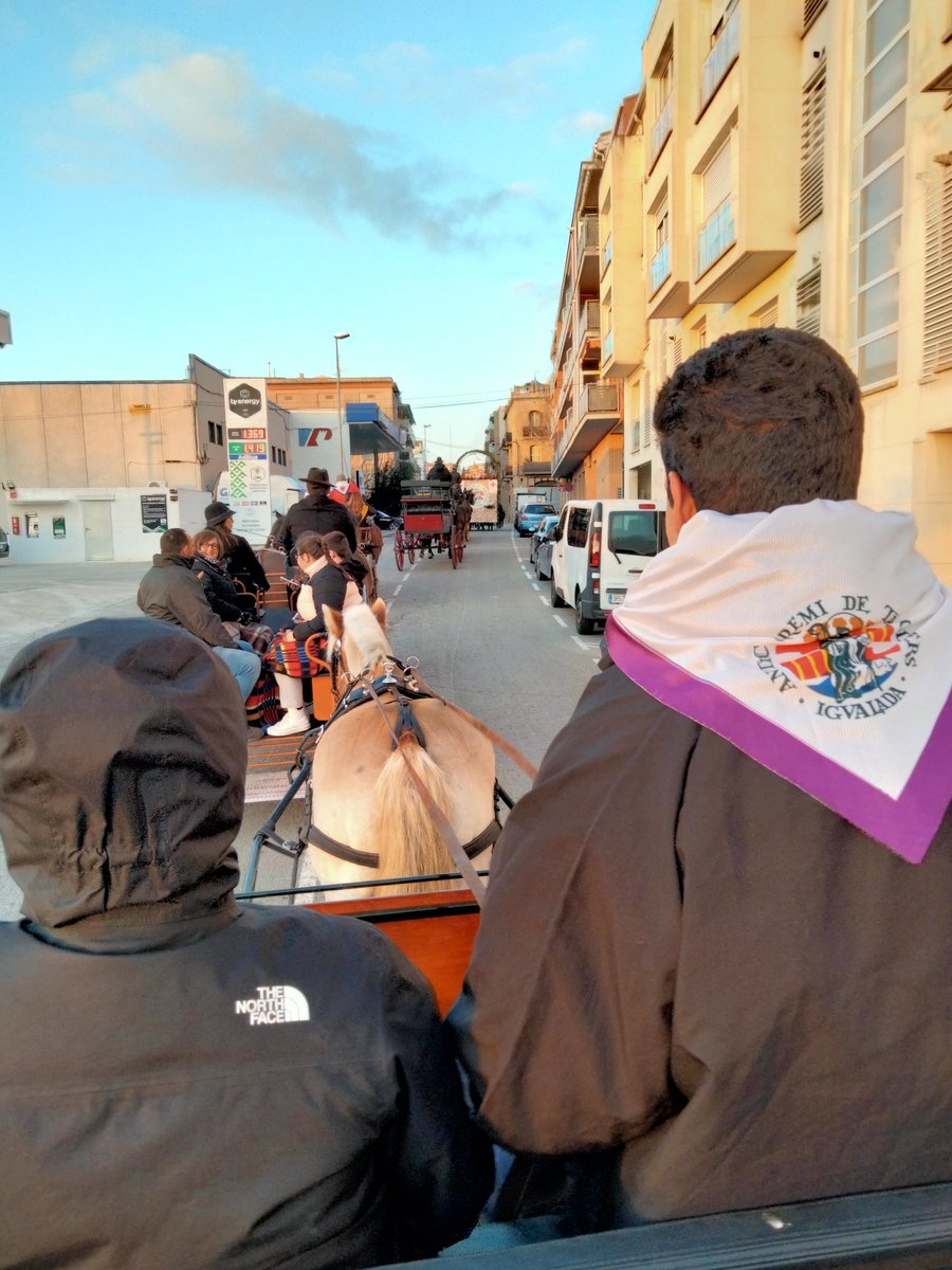 montseargelich's tweet photo. I després de preparar els carros i cavalls, de l'entrevista per TVE i fer les inspeccions veterinàries, iniciem el camí per a recollir les banderes i iniciar la cercavila nocturna.
El recorregut pel centre d'#Igualada es preveu entre 19 - 20h. #TresTombs #CercavilaNocturna https://t.co/Ayt2qS7fTB
