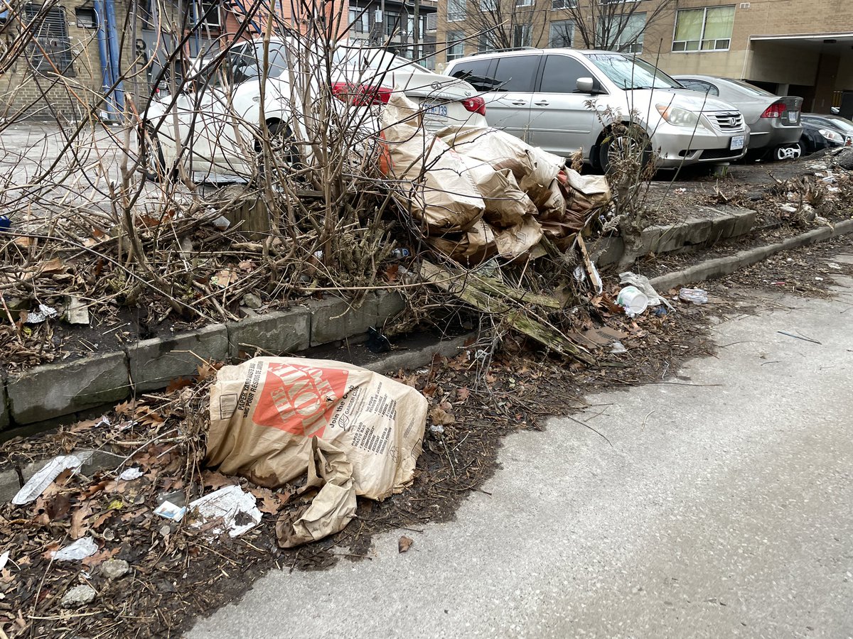 citizenvoxpop's tweet photo. Hi @311Toronto 
Some serious garbage piling up in the alley just north of Gerrard St. E running between Highfield Ave and Redwood Ave. Rats have been spotted.
Can you please put in a request to remedy this?
@PaulaFletcherTO 
@GerrardIndiaBaz https://t.co/8HRaZkvAmR