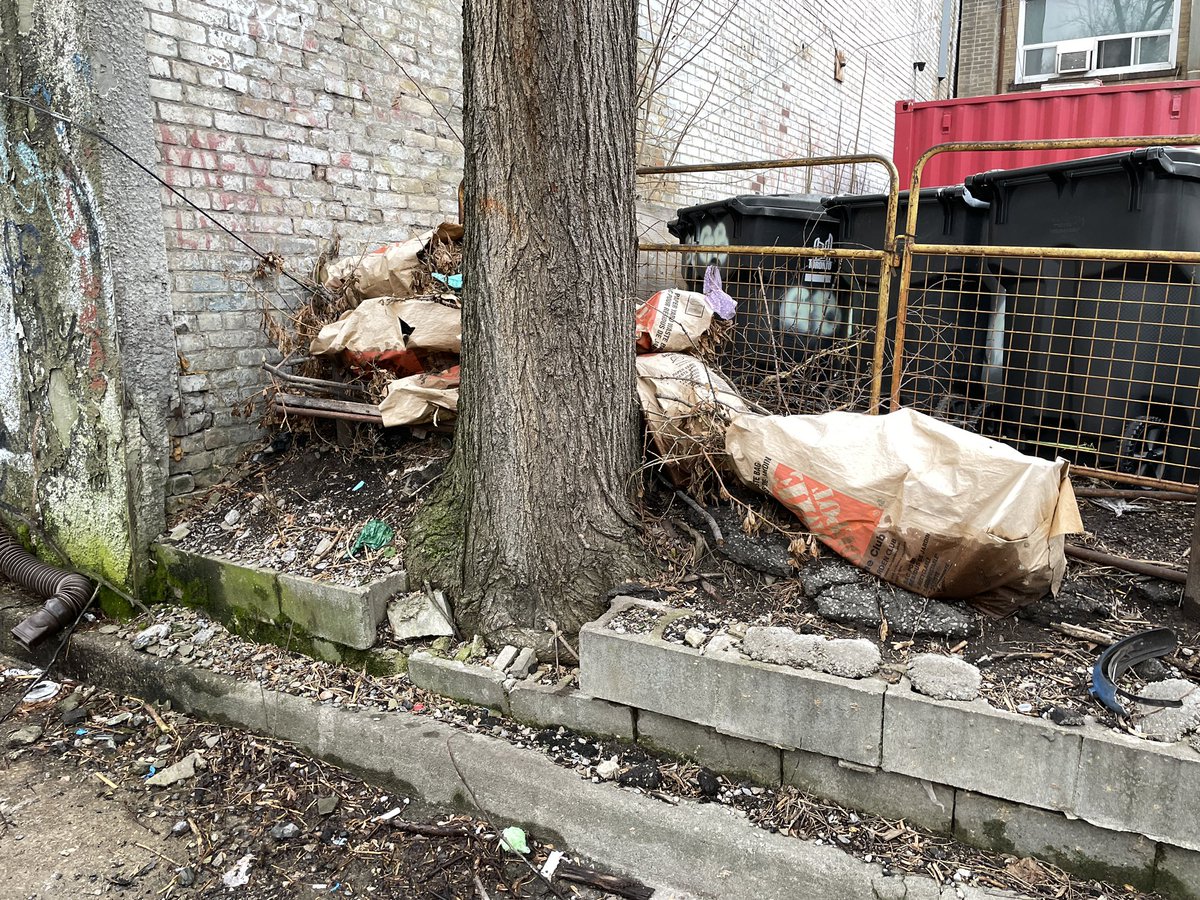 citizenvoxpop's tweet photo. Hi @311Toronto 
Some serious garbage piling up in the alley just north of Gerrard St. E running between Highfield Ave and Redwood Ave. Rats have been spotted.
Can you please put in a request to remedy this?
@PaulaFletcherTO 
@GerrardIndiaBaz https://t.co/8HRaZkvAmR