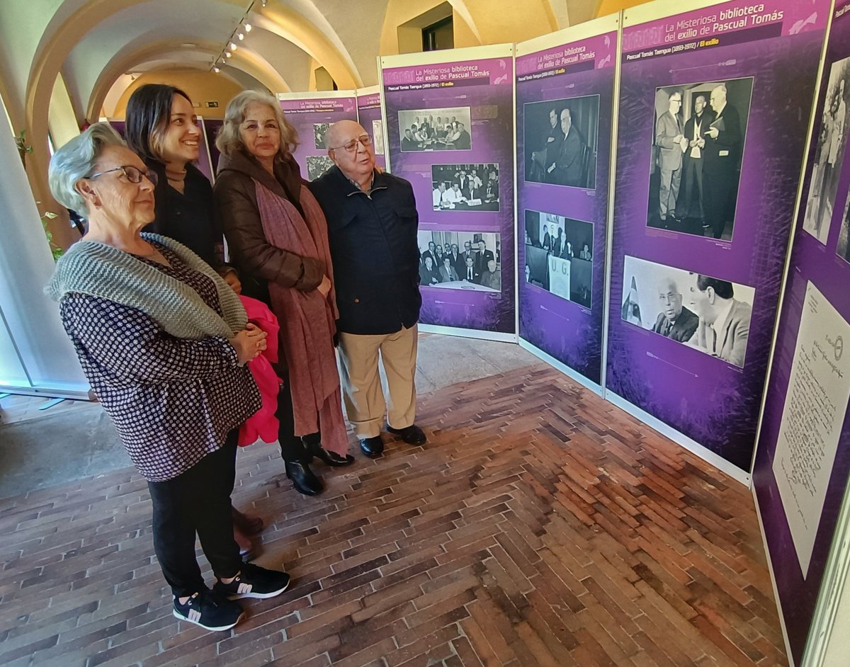 FundacionLito's tweet photo. Hoy, en la exposición LA MISTERIOSA BIBLIOTECA DEL EXILIO DE PASCUAL TOMÁS,
hemos recibido la visita de su nieta, Carmen Ramón Tomás, quien nos cedió estos maravillosos libros para estudiarlos, conservarlos y darlos a conocer. Han sido unos momentos cargados de emoción y alegría https://t.co/CphM0eMfKF