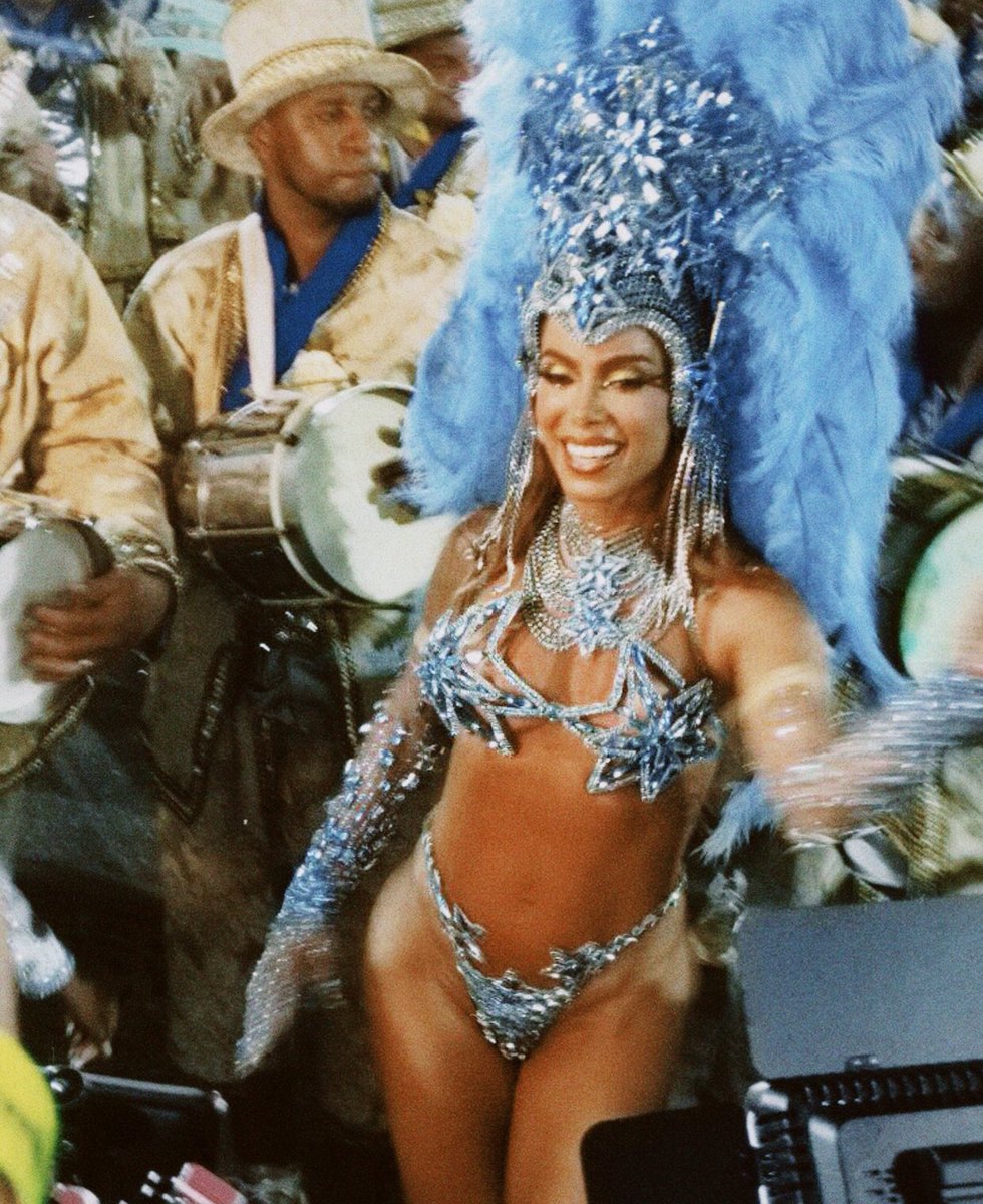 anittagolden's tweet photo. 3- “I Wanna Be, colaboração com o cantor Sam Smith, temática Carnaval, as gravações foi filmada na escola de samba "Beija-flor de Nilópolis. https://t.co/F9Zc6YXA8F