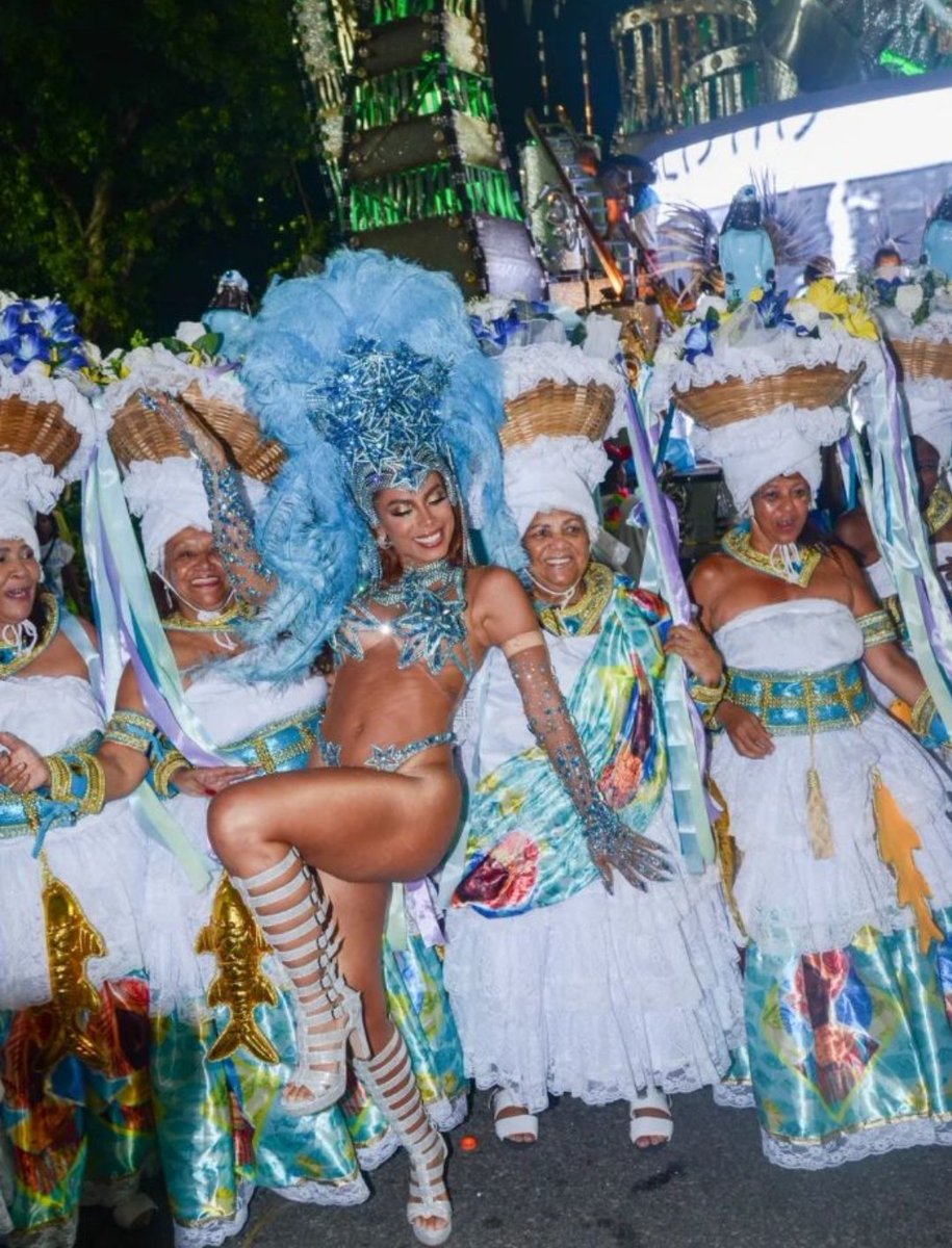anittagolden's tweet photo. 3- “I Wanna Be, colaboração com o cantor Sam Smith, temática Carnaval, as gravações foi filmada na escola de samba "Beija-flor de Nilópolis. https://t.co/F9Zc6YXA8F