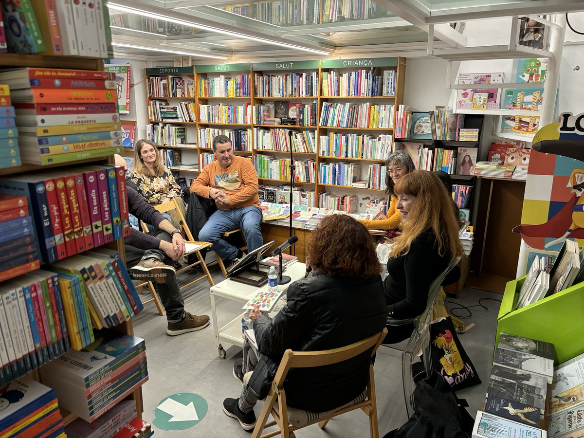 raquel_casas_a's tweet photo. Sempre és un gust venir a Gandia però més amb aquesta companyia. Gràcies per venir a escoltar-nos xerrar de Contracció i Getabako. I gràcies pel dinar, els riures, la passejada. Amunt la poesia, Ausiàs i el meu Vicent 🫶🏼
@MjEscriva https://t.co/reLXzGycMI