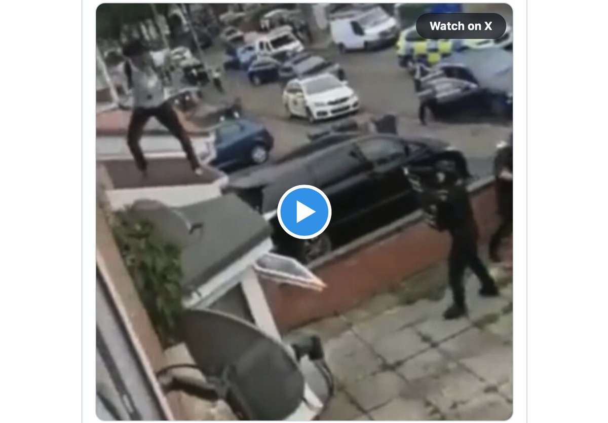 PRESSECOP's tweet photo. #Muslimischer #Einwanderer #bedroht #britische #Polizei mit #Messer im #Namen #Allahs! https://t.co/bg8lmDn7mD #Facharbeiter #news #Einzelfall #Messermann #Newsfile https://t.co/2Z0jQuOg6J