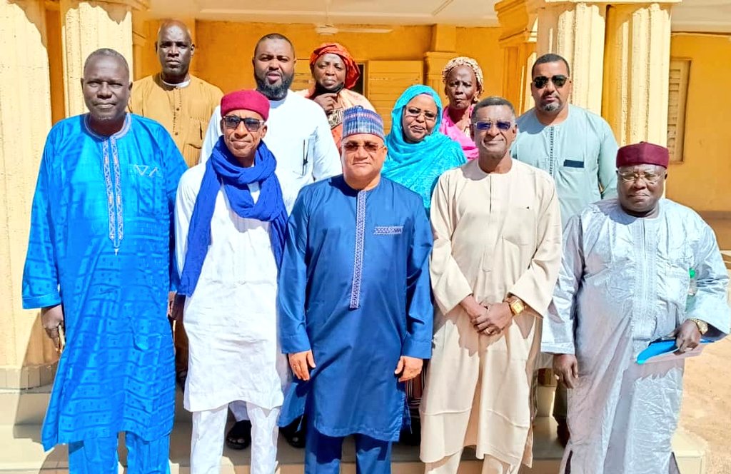 DCTR_NIGER's tweet photo. Le Gouverneur de la Région d'#Agadez, le Général de Brigade Ibrah Boulama a accordé ce samedi 20 janvier 2024, une audience à sa résidence, au comité d'orientation de la #DCTR, en mission de travail pour la mise en place de la coordination Régionale. https://t.co/3aIDvOKBZn