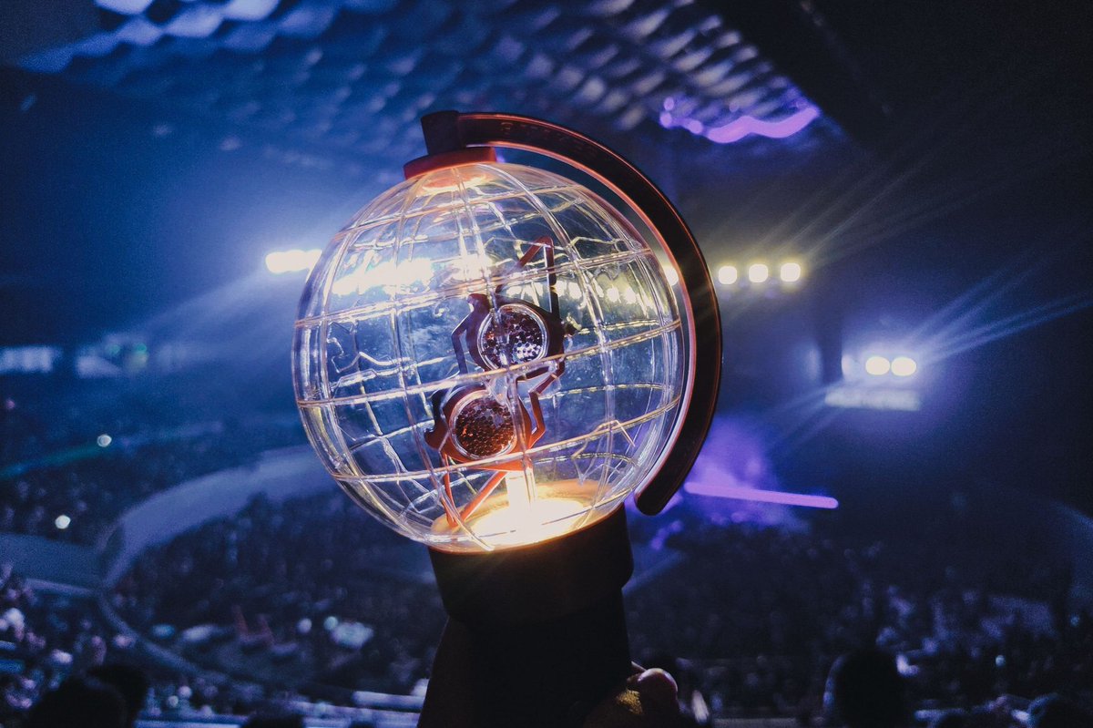 YUNH0E's tweet photo. 4yrs since the prettiest lightstick was brought to existence 🧡 https://t.co/uh0HrbePnj
