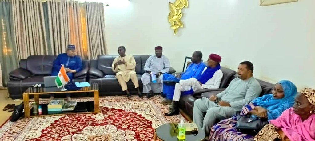 DCTR_NIGER's tweet photo. Le Gouverneur de la Région d'#Agadez, le Général de Brigade Ibrah Boulama a accordé ce samedi 20 janvier 2024, une audience à sa résidence, au comité d'orientation de la #DCTR, en mission de travail pour la mise en place de la coordination Régionale. https://t.co/3aIDvOKBZn