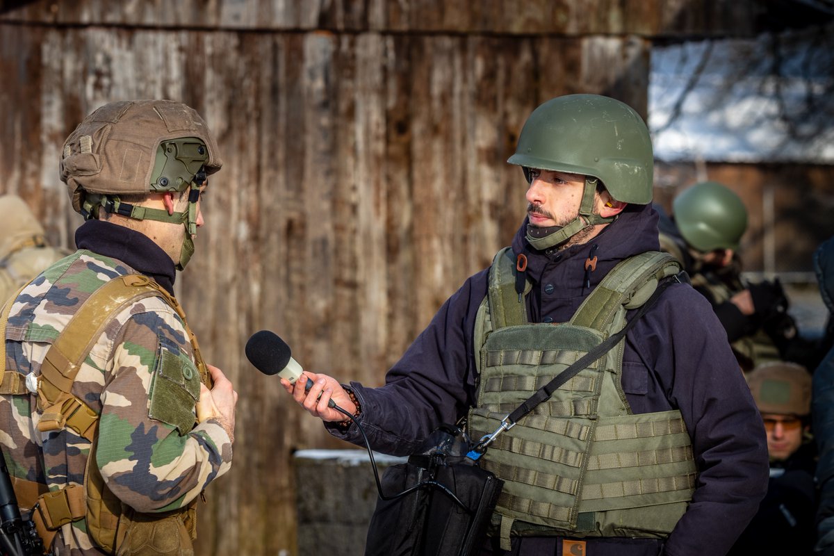 DaMateriel's tweet photo. Cette semaine, l’École Publique de Journalisme de Tours (EPJT) a rejoint la DAMAT sur le terrain dans le cadre d’un partenariat “gagnant - gagnant”. Les étudiants réalisaient des reportages sur le monde militaire, tandis que les lieutenants effectuaient du média training. https://t.co/tHpcyq3DvU