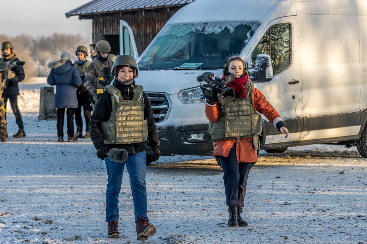 DaMateriel's tweet photo. Cette semaine, l’École Publique de Journalisme de Tours (EPJT) a rejoint la DAMAT sur le terrain dans le cadre d’un partenariat “gagnant - gagnant”. Les étudiants réalisaient des reportages sur le monde militaire, tandis que les lieutenants effectuaient du média training. https://t.co/tHpcyq3DvU