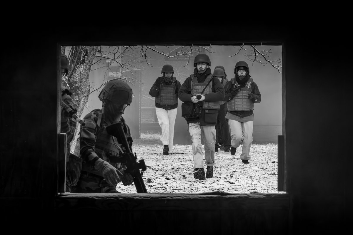 DaMateriel's tweet photo. Cette semaine, l’École Publique de Journalisme de Tours (EPJT) a rejoint la DAMAT sur le terrain dans le cadre d’un partenariat “gagnant - gagnant”. Les étudiants réalisaient des reportages sur le monde militaire, tandis que les lieutenants effectuaient du média training. https://t.co/tHpcyq3DvU