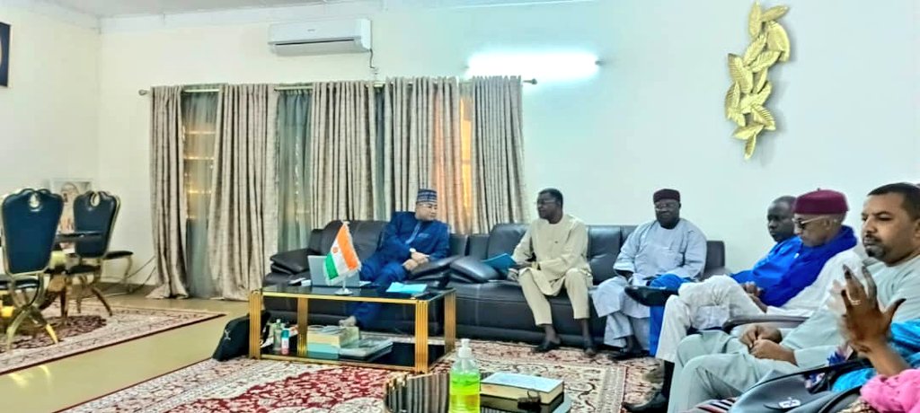 DCTR_NIGER's tweet photo. Le Gouverneur de la Région d'#Agadez, le Général de Brigade Ibrah Boulama a accordé ce samedi 20 janvier 2024, une audience à sa résidence, au comité d'orientation de la #DCTR, en mission de travail pour la mise en place de la coordination Régionale. https://t.co/3aIDvOKBZn