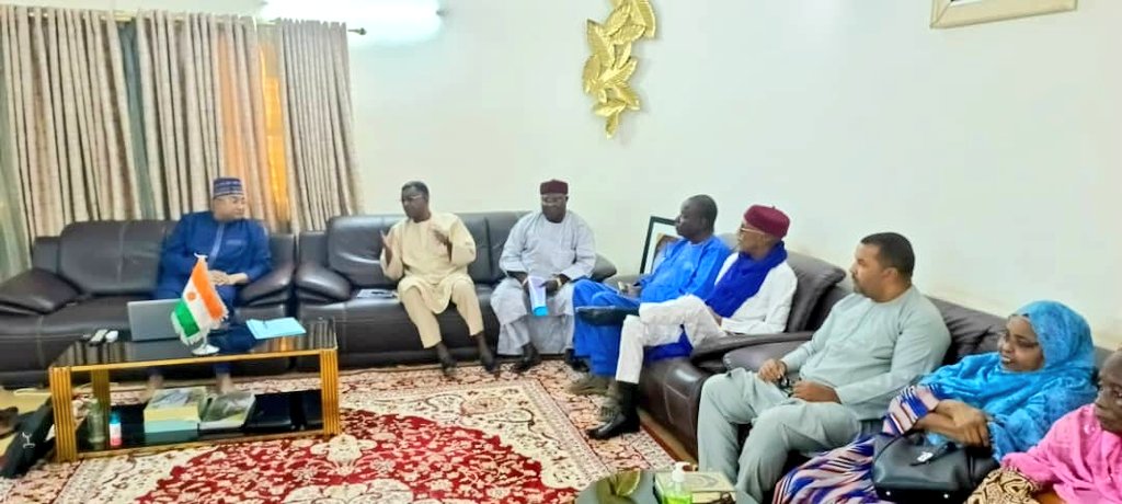 DCTR_NIGER's tweet photo. Il faut noter que c'est une coutume pour les responsables de cette organisation créé pour accompagner le CNSP pour une transition réussie, de rendre des visites de courtoisie aux premiers responsables de chaque région qu'ils visitent. https://t.co/Y0R6ZpXhNZ