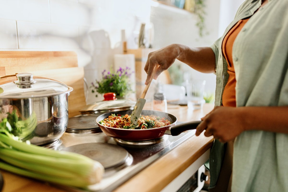 IFIC_Insights's tweet photo. Eating healthy can seem daunting, but there are a few easy changes you can make to improve your health without any crazy strict rules. Read on for our 4 tips- https://t.co/cNzch7MAoA #LetsShift https://t.co/uMhzo5kOFW