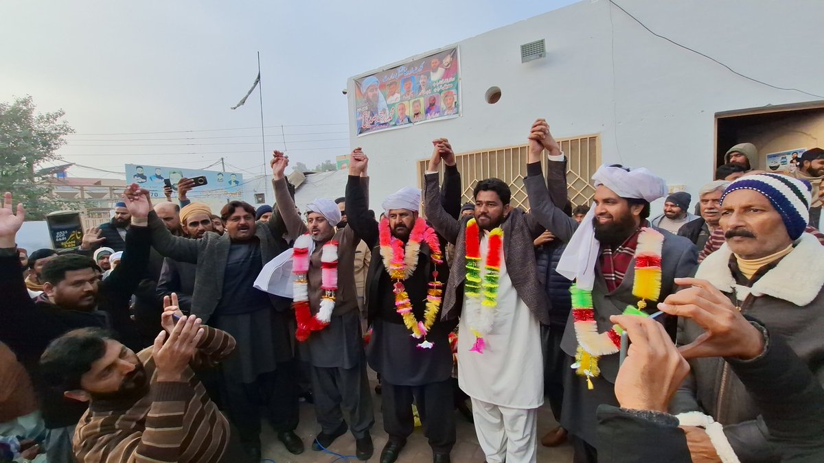 SAQureshiPTI's tweet photo. کوٹ ادو کی سیاست میں بھونچال۔
آزاد امیدوار محمد ارشد صدیقی ایڈوکیٹ صاحب حلقہ پی پی 278 میں پی ٹی آئی امیدوار میاں احسن علی قریشی کے حق میں دستبردار ہو گئے۔
ان کے اور ان کے پورے گروپ کے تہہ دل سے مشکور ہیں اور انشاءاللہ مستقبل میں ساتھ مل کر چلیں گے اور کوٹ ادو شہر سے کرپٹ مافیا کا خاتمہ کریں گے۔