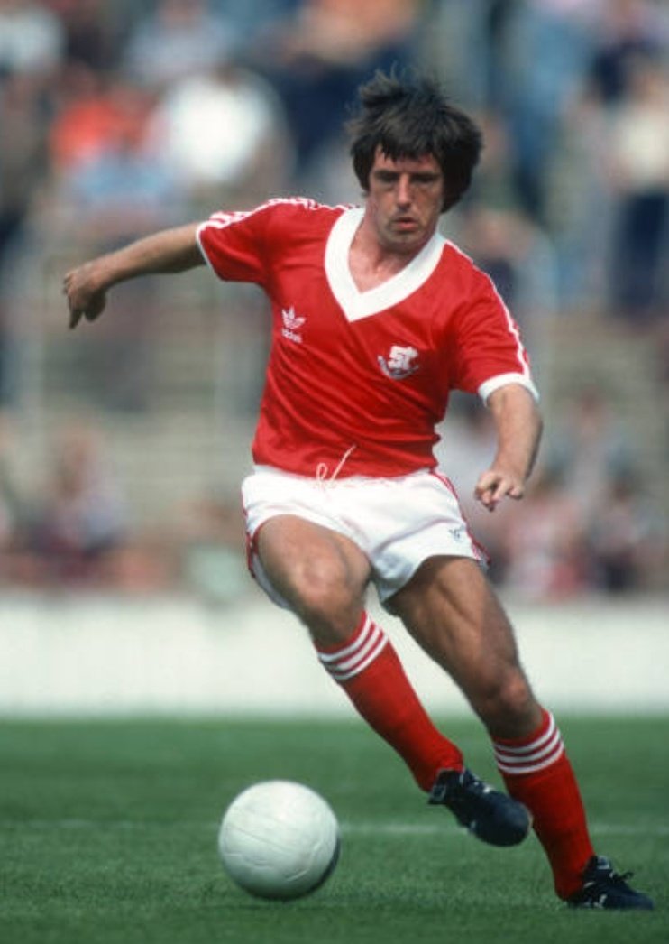 Alan Mayes in action for Swindon Town

#STFC #SwindonTown #TheRobins