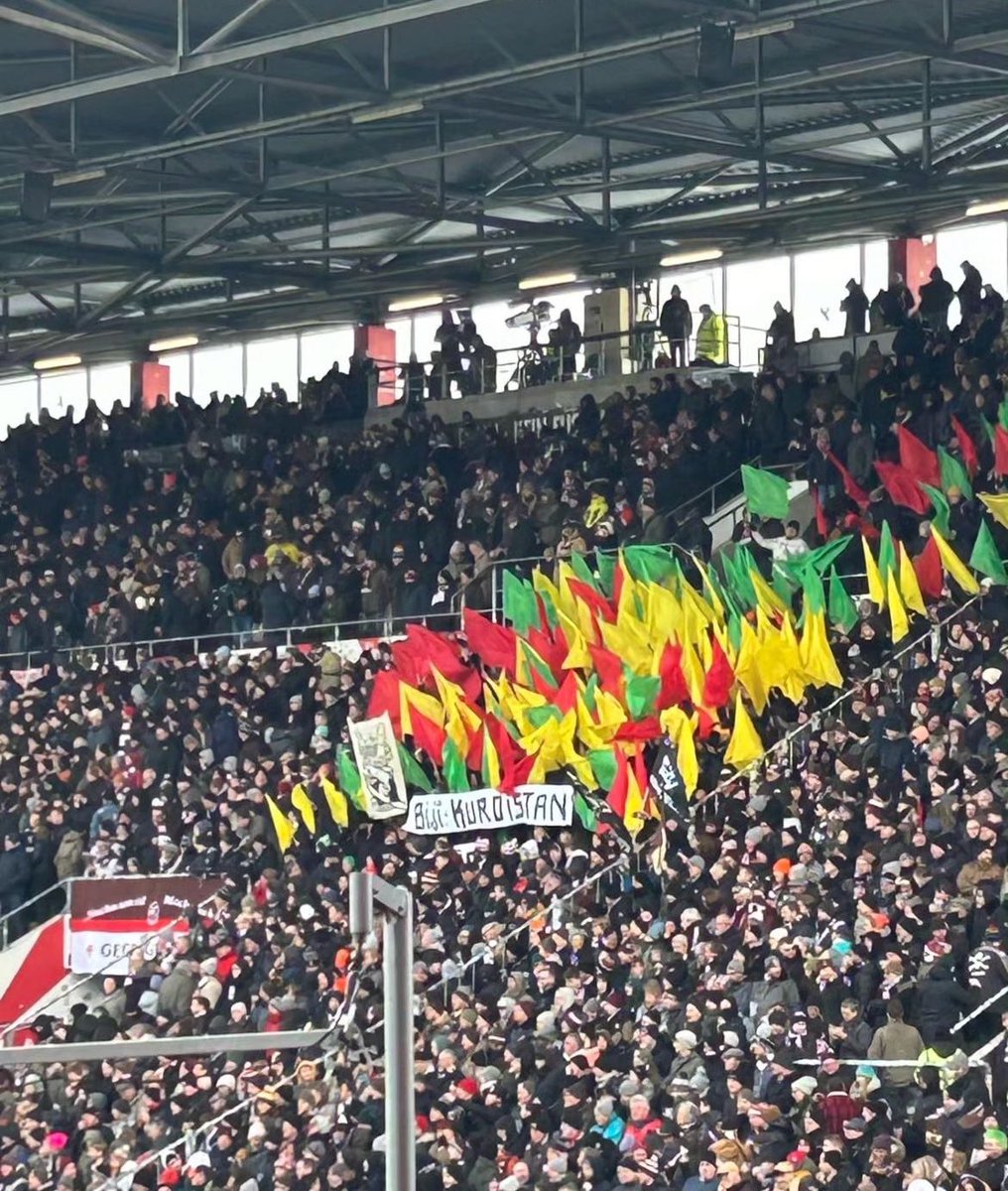 NEWSSHORTT's tweet photo. 🚨Bugün Alman Takımı FC St. Pauli Taraftarları 1. FC Kaiserslautern'e karşı Oynadıkları Maçta Sarı, K��rmızı,Yeşil renkler ve "Bijî Kurdistan" Türkçedeki Karşılığı 'Yaşasın Kürdistan' Sloganları Atıldı https://t.co/gws8uZDrzr