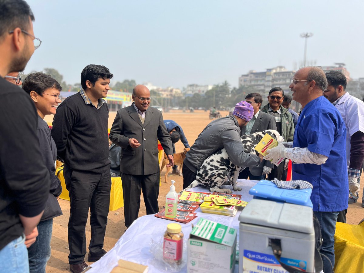 thestrayarmy's tweet photo. 20 जनवरी 2024: झारखंड सरकार, पशुपालन विभाग और The Stray Army Charitable Trust ने जमशेदपुर में आवारा कुत्तों के लिए एंटी-रेबीज़ वैक्सीन अभियान की शुरुआत की जिसका आयोजन उप विकास आयुक्त श्री मनीष कुमार जी (आई. ए. एस) ने किया।  #रेबीज़मुक्त #पशुपालन #जमशेदपुर https://t.co/BSj7s5AaI5