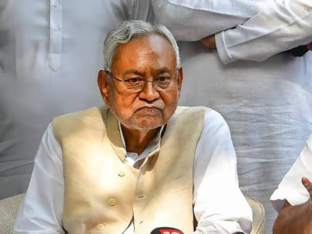 MohitBharatYBP's tweet photo. बड़ी खबर :
श्रीरामचरितमानस पर अशोभनीय टिप्पणी करने वाले शिक्षा मंत्री चंद्रशेखर यादव को हटा दिया गया है।

क्या 'श्री नीतीश कुमार' जी के हस्तक्षेप के बाद यह कार्रवाई हुई है?

मुझसे कोई पूछे तो लालू यादव जी से कई गुना बेहतर हैं नीतीश जी।

2005 में सभी ने बड़ी उम्मीद से CM बनाया था। https://t.co/9E8jF3hG49