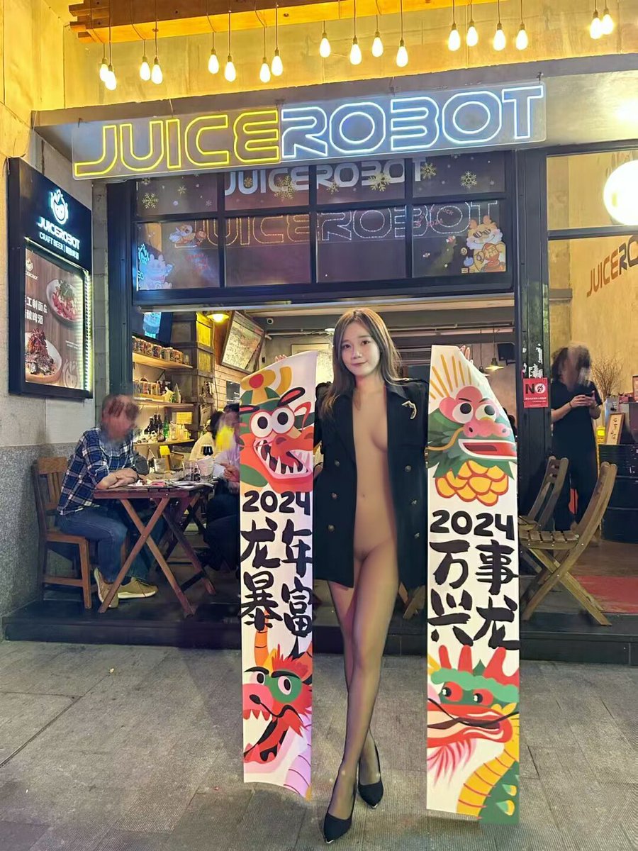 CR52088's tweet photo. 投入所有积蓄开的啤酒屋没有生意，你老婆只能出卖色相每天真空招呼客人，绿王八一边做着啤酒，一边看着自己的娇妻被客人占便宜。
#绿帽 #淫妻 #意淫 #绿王八 #射屏 #文爱 #剧情 #问答 https://t.co/NIrIjjocQh