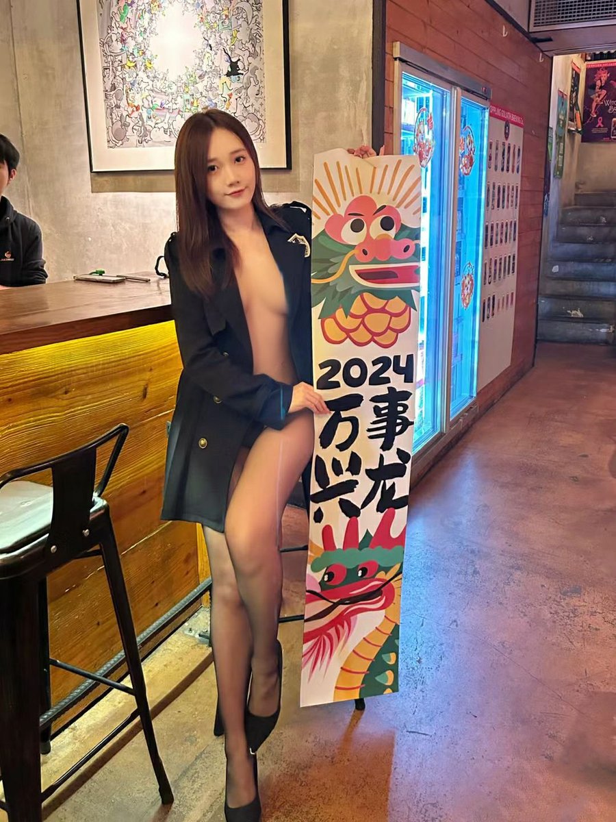 CR52088's tweet photo. 投入所有积蓄开的啤酒屋没有生意，你老婆只能出卖色相每天真空招呼客人，绿王八一边做着啤酒，一边看着自己的娇妻被客人占便宜。
#绿帽 #淫妻 #意淫 #绿王八 #射屏 #文爱 #剧情 #问答 https://t.co/NIrIjjocQh