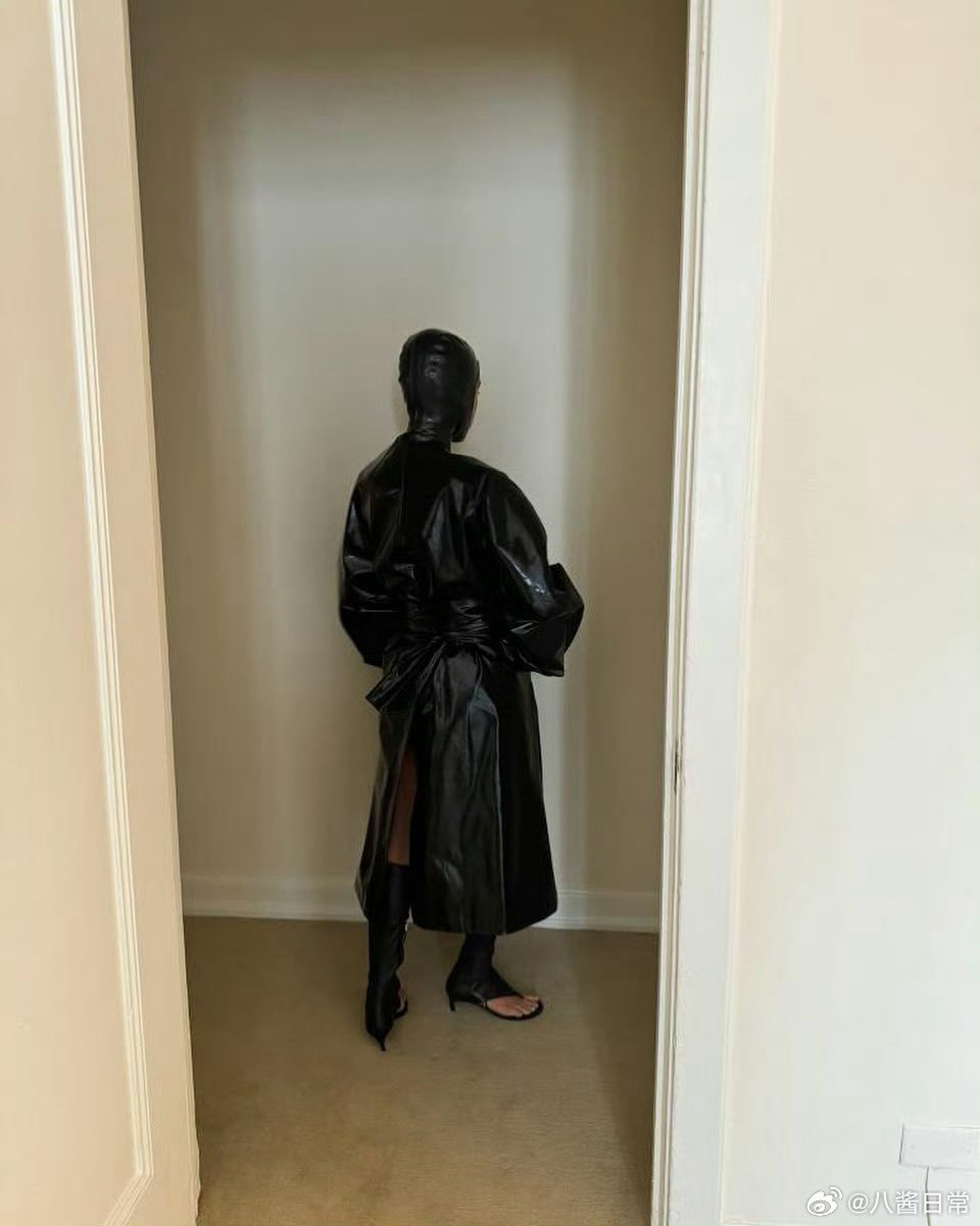 notfforfre4's tweet photo. kanye是不是有latex fetish啊？感觉他俩在玩一种新的sm🥵 https://t.co/iKcMU7mp0g