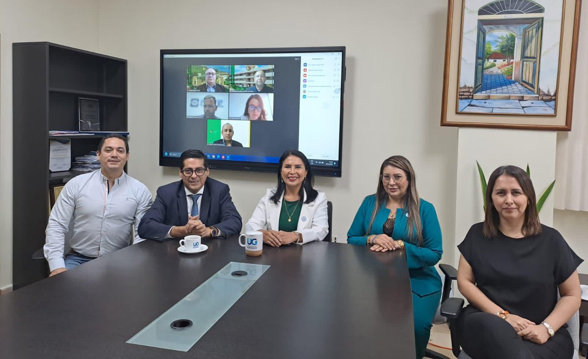 PabloBeltran_A's tweet photo. 🗣️#CESEnTerritorio| En Guayaquil me reuní con Sofía Lovato, vicerrectora académica de @UdeGuayaquil y grupos investigadores de @UTMManabi, @CGEecuador para definir las líneas de investigación sobre las que trabajará el Centro de Estudios sobre Educación Superior. https://t.co/XelJbkmbNk