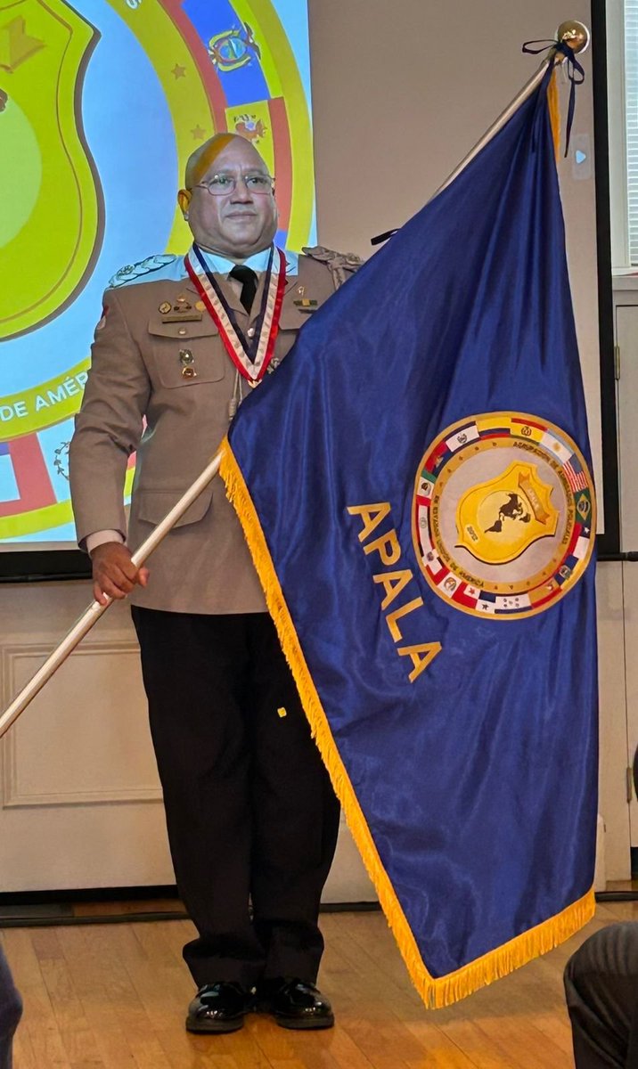 apalausa's tweet photo. @APALA  realizo la toma de posesión de la nueva directiva, la Coronel de la Policía Nacional de Colombia Susana Blanco entrega al Comisionado Carlos Valencia Agregado de la Policía de Panamá, que asume merecidamente la dirección de APALA, Felicitaciones! https://t.co/0DzJxk5Laz