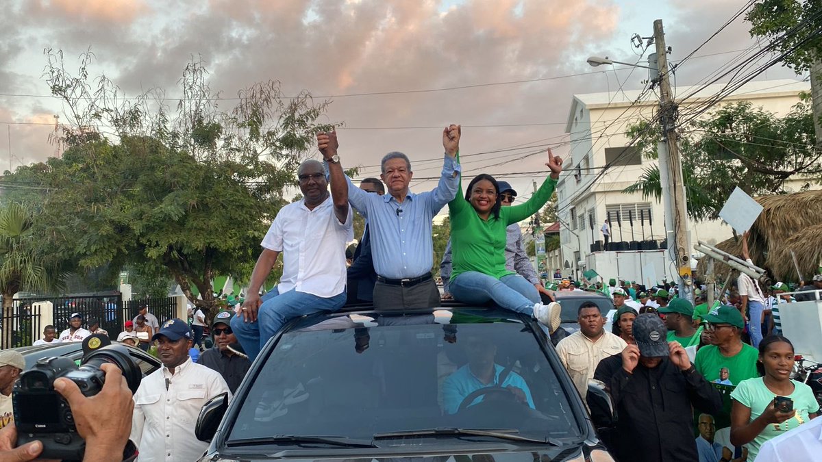 SamanaFP's tweet photo. Samaná se vistió de gala con el recorrido que realizó Leonel Fernández acompañando a los candidatos que le darán el triunfo a la Fuerza del Pueblo, en las elecciones municipal de febrero en Samaná.

#LeonelEnSamana
#FuerzaDelPueblo 
#CaravanaFP
#VolvamosPaLante
#LeonelEnSamana https://t.co/t2BCm4X6zY