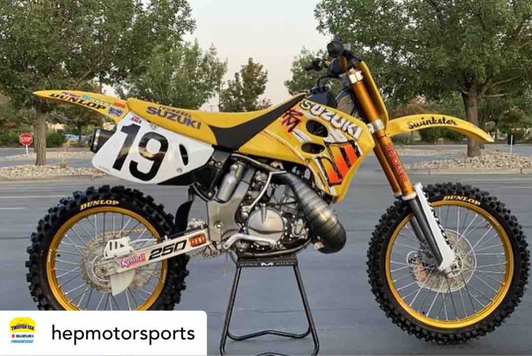 suzukicycles's tweet photo. So much 🔥🔥🔥 @hepmotorsports Vintage @suzukicycles 👀 for RD3 📸⬅️ @skda.moto
@kylechiz11 🛠️ @andrew__liv
@kenroczen94 🛠️ @billy_hartle
#RMarmy #Suzuki #Supercross #SuperMotocross #SanDiego #skda #SuzukiCycles https://t.co/f3Pa4K2Ljt