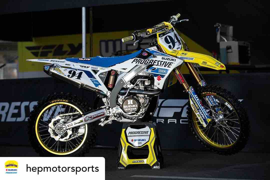 suzukicycles's tweet photo. So much 🔥🔥🔥 @hepmotorsports Vintage @suzukicycles 👀 for RD3 📸⬅️ @skda.moto
@kylechiz11 🛠️ @andrew__liv
@kenroczen94 🛠️ @billy_hartle
#RMarmy #Suzuki #Supercross #SuperMotocross #SanDiego #skda #SuzukiCycles https://t.co/f3Pa4K2Ljt