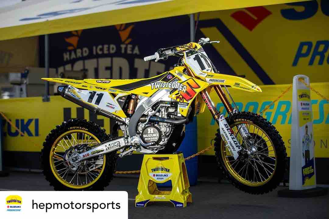 suzukicycles's tweet photo. So much 🔥🔥🔥 @hepmotorsports Vintage @suzukicycles 👀 for RD3 📸⬅️ @skda.moto
@kylechiz11 🛠️ @andrew__liv
@kenroczen94 🛠️ @billy_hartle
#RMarmy #Suzuki #Supercross #SuperMotocross #SanDiego #skda #SuzukiCycles https://t.co/f3Pa4K2Ljt