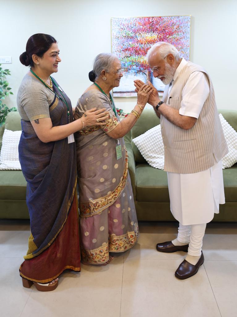 khushsundar's tweet photo. No amount of words would suffice to thank our H'ble PM Shri @narendramodi ji for giving so much happiness and joy to my ma-in-law, Smt #DeivanaiChidambaramPillai , who at 92 is a huge Modi follower and a fan. 
It was a moment of super excitement for her as it was her dream to meet him atleast once. 

Our PM, who is the most popular, loved and admired leader in the world, with absolute no such air whatsoever, welcomed her with so much of warmth and respect. His words filled with love and affection were like a son speaking to his mother. No wonder he is adored by all, young and old, and he is blessed and the truly chosen one by God. 

Sir, moments spent in your esteemed presence will be cherished forever. I see a childlike twinkle of joy in the eyes of my ma in law and nothing more matters to me but to see her happy at this age. 
Will always be indebted to you Pradhan Mantri ji. 
Kodi pranaams to you Shri @narendramodi ji 🙏🙏🙏🙏🙏🙏🙏