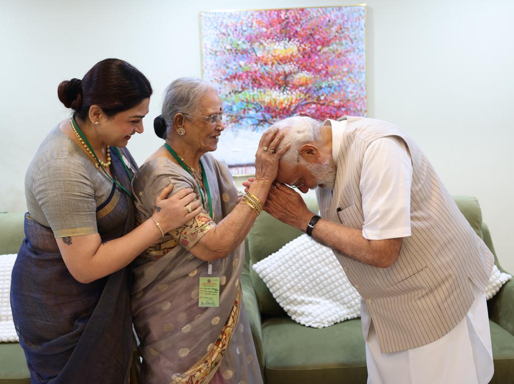 khushsundar's tweet photo. No amount of words would suffice to thank our H'ble PM Shri @narendramodi ji for giving so much happiness and joy to my ma-in-law, Smt #DeivanaiChidambaramPillai , who at 92 is a huge Modi follower and a fan. 
It was a moment of super excitement for her as it was her dream to meet him atleast once. 

Our PM, who is the most popular, loved and admired leader in the world, with absolute no such air whatsoever, welcomed her with so much of warmth and respect. His words filled with love and affection were like a son speaking to his mother. No wonder he is adored by all, young and old, and he is blessed and the truly chosen one by God. 

Sir, moments spent in your esteemed presence will be cherished forever. I see a childlike twinkle of joy in the eyes of my ma in law and nothing more matters to me but to see her happy at this age. 
Will always be indebted to you Pradhan Mantri ji. 
Kodi pranaams to you Shri @narendramodi ji 🙏🙏🙏🙏🙏🙏🙏