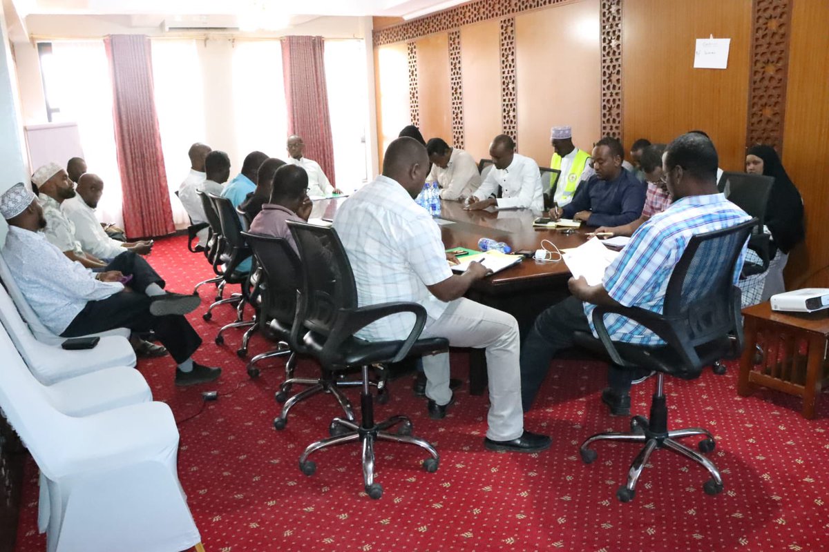 Mandera_cgvt's tweet photo. Today, the Dept. of Revenue Services initiated a consultative meeting to discuss the draft Mandera County Revenue Administration Bill 2024. The bill addresses non-compliance issues &amp; aims to streamline revenue operations for target achievement. Valuable suggestions from the https://t.co/Z6PYH0dlKb