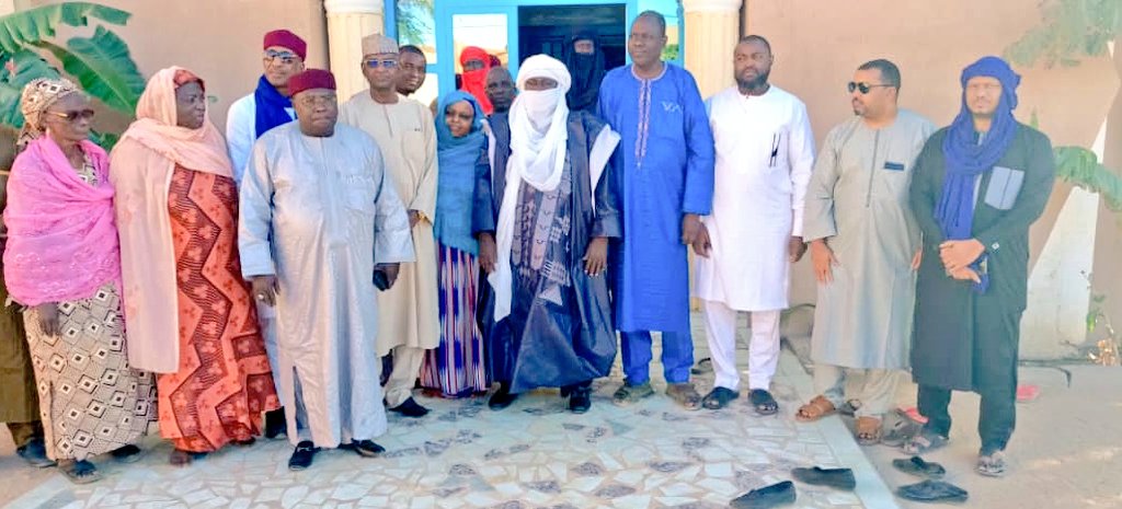 DCTR_NIGER's tweet photo. Après l'entretien avec le Gouverneur de la Région d'#Agadez,le Comité d'orientation de la #DCTR en mission de travail pour la mise en place de la coordination Régionale d'Agadez, a rendu une visite de courtoisie à l'honorable Sultan de l'aïr Son Altesse Oumarou Ibrahim Oumarou. https://t.co/kq7ENmWzUX