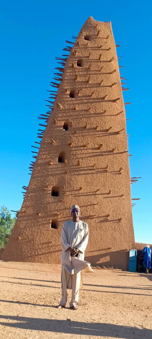 DCTR_NIGER's tweet photo. Ensuite et enfin , le coordonnateur de la #DCTR et sa délégation ont eu l'honneur de visiter la mosquée emblématique d'Agadez, un signe de retour à nos sources ancestrales. https://t.co/hKrELVcDVA