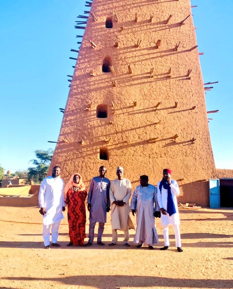 DCTR_NIGER's tweet photo. Ensuite et enfin , le coordonnateur de la #DCTR et sa délégation ont eu l'honneur de visiter la mosquée emblématique d'Agadez, un signe de retour à nos sources ancestrales. https://t.co/hKrELVcDVA