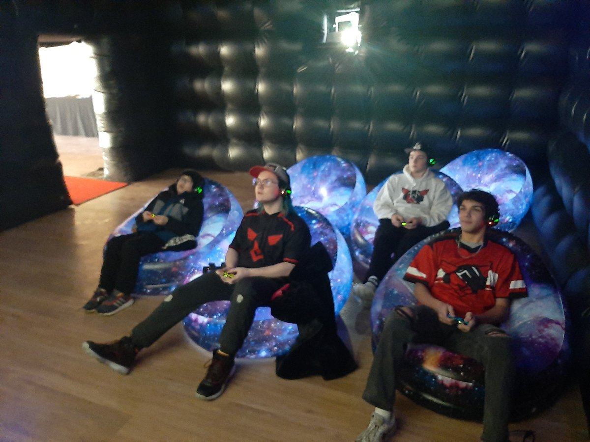 BlackshirtsGame's tweet photo. Waukesha South Esports at the Waukesha Winter Janboree!

Challenge these players to some Mario Kart!

#waukeshajanboree https://t.co/Jr39j75MEg