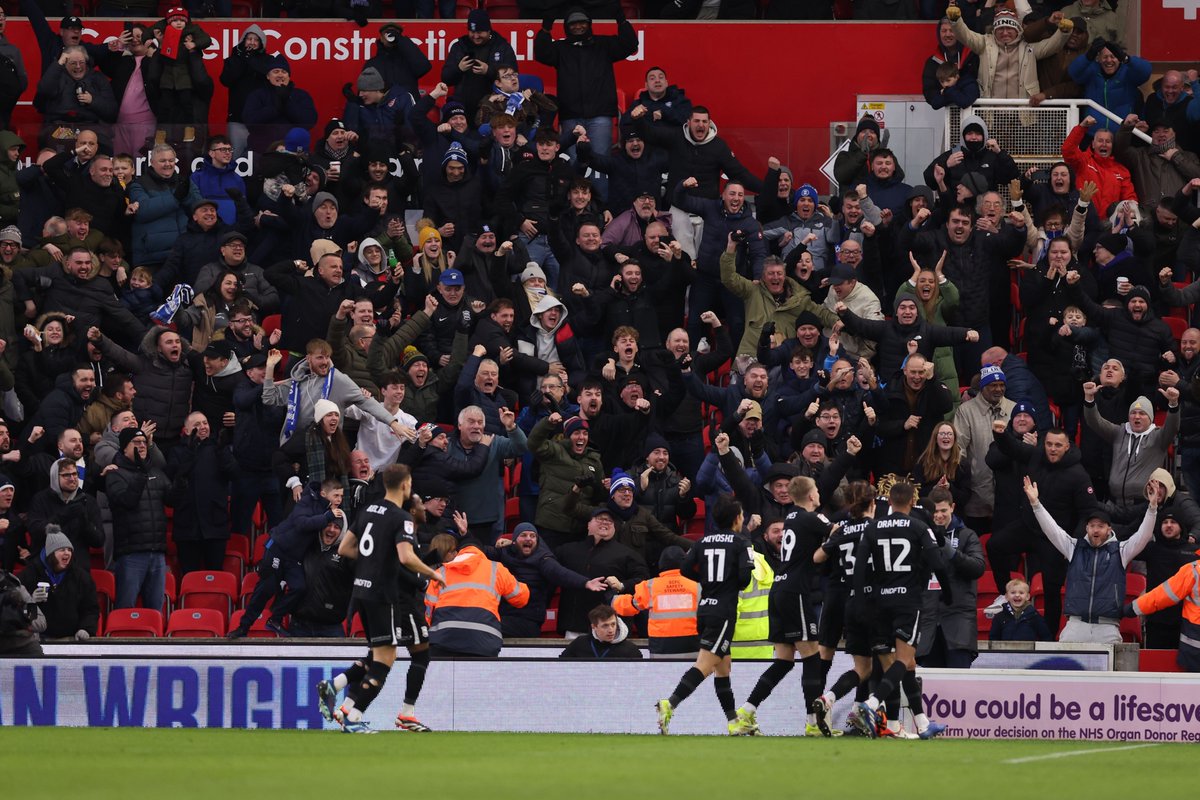 Just take a moment and zoom in on every single fan's face in this picture.

Proper 🔵