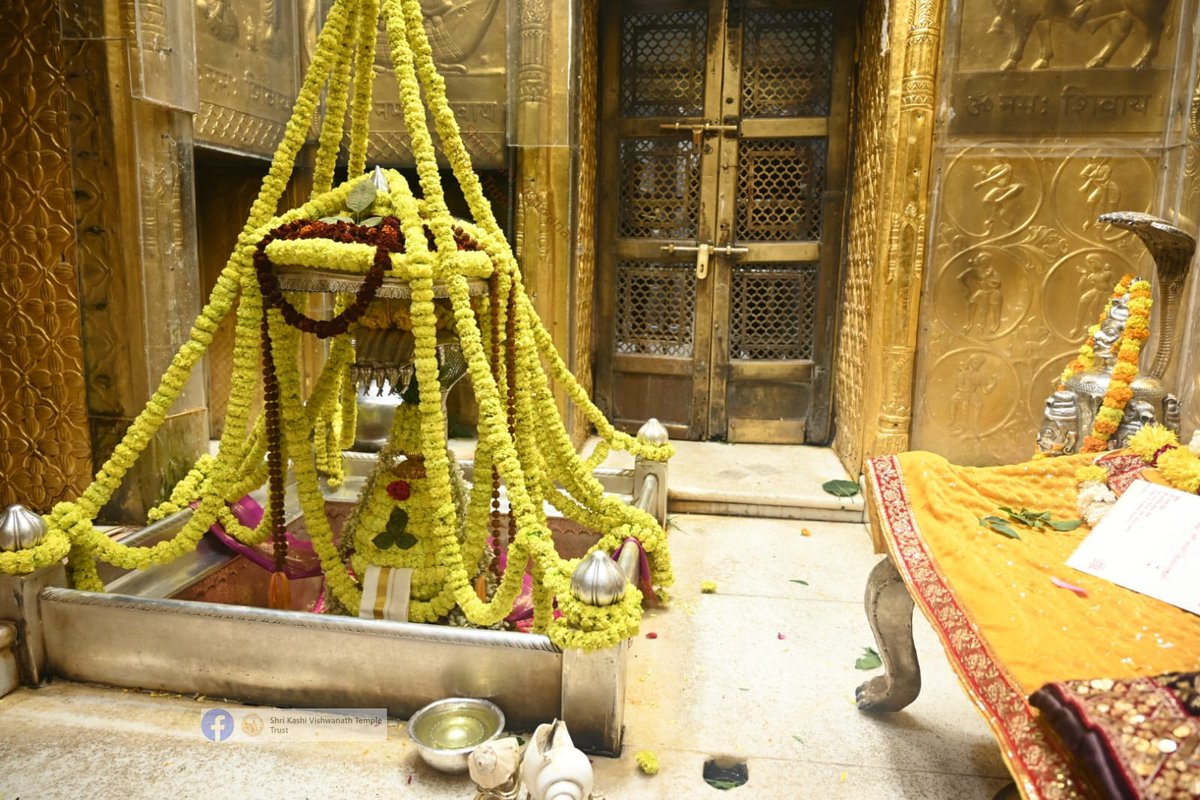 ShriVishwanath's tweet photo. दिनांक 20-01-2024 को श्री काशी विश्वनाथ मंदिर में शयन आरती के भव्य दर्शन  #ShriKashiVishwanath #Shiv #Mahadev #Baba #Temple #Darshan #Blessings #BhogAarti #Varanasi #Aarti #Kashi #Jyotirlinga #VishwanathDham https://t.co/Wtdkhxk5Xh