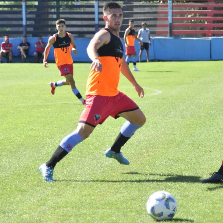 CABrown_Oficial's tweet photo. Primer partido:
Brown 2️⃣ Los Andes 0️⃣
⚽️ Luque y Pulicastro

Peralta; Luque, Masuero, Herranz, Gamarra; Benítez (Modon), Lovazzano, Desio, Nouet; Pulicastro y Salvaggio.

⚠️ Se disputaron 2 tiempos de 30 minutos. https://t.co/cSSU4emw3C