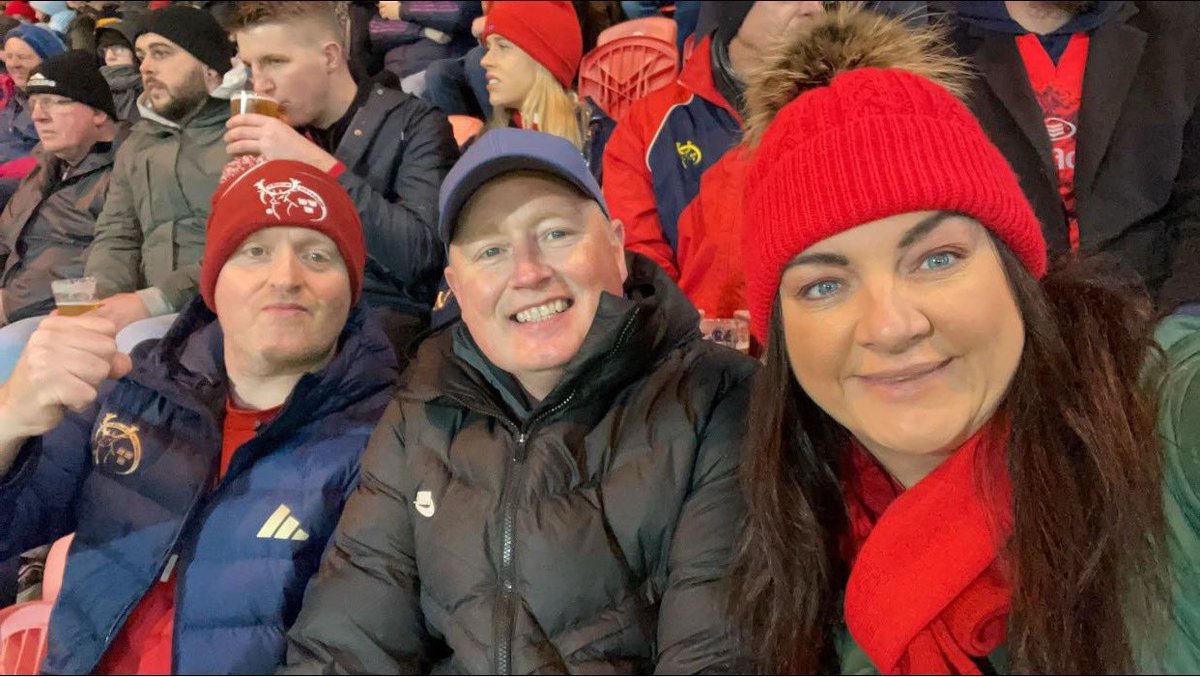 dellycon's tweet photo. #MUNvNOR #thomondparkselfie Big game ahead 🔴 https://t.co/TyfN46ZnuW