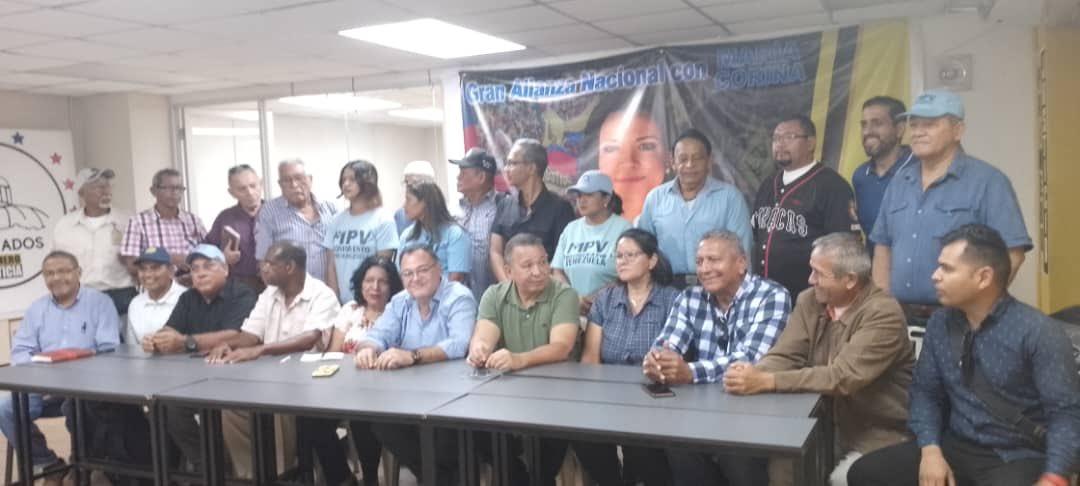 jrsalazarg's tweet photo. En #Bolivar la Plataforma Unitaria conjuntamente con #FAVL,Dirigentes de los Trabajadores y Gran Alianza Nacional #GANA vamos a participar de manera unitaria en la conmemoración del #23deEnero el próximo martes , invitamos a los guayaneses a participar activamente en su municipio https://t.co/GpVAcS54Ab